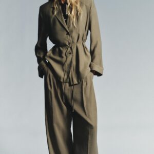 BLAZER WITH SHOULDER PADS AND THIN BELT