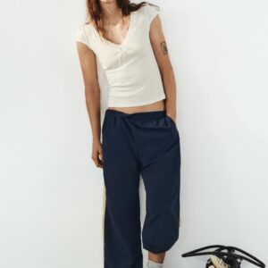 CONTRAST V-NECK T-SHIRT