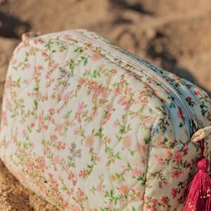 QUILTED FLORAL PRINT TOILETRY BAG